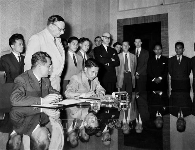 Signature de l'accord sur la cessation des hostilités au Vietnam. Les accords similaires concernant le Cambodge et le Laos ont été signés après. Photo : archives de la VNA.