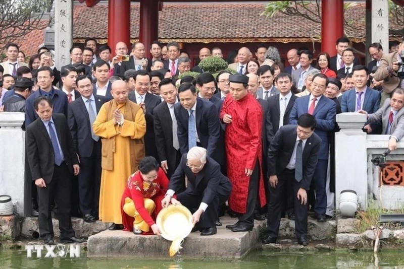 Le Secrétaire général du PCV Nguyên Phu Trong, son épouse et des Vietnamiens d'outre-mer à un événement dans le cadre du programme "Printemps dans le pays natal" 2019. Photo: VNA