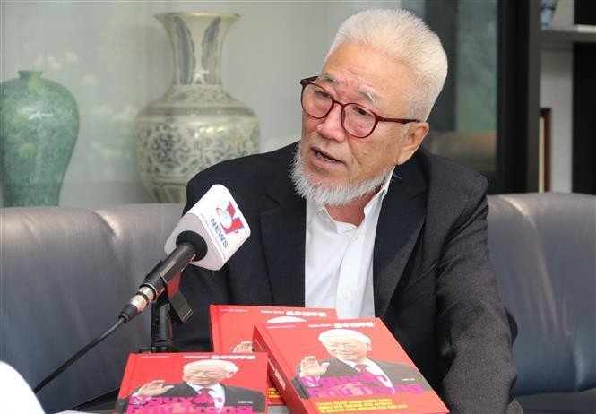 Cho Chul Hyeon, auteur du livre "Le Secrétaire général du Vietnam Nguyên Phu Trong". Photo : VNA.