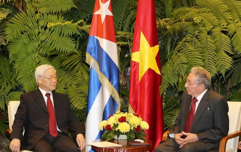 Entretien entre le Secrétaire général du Comité central du PCV, Nguyên Phu Trong (gauche), et le premier Secrétaire du Parti communiste de Cuba, Raul Castro Ruz, le 29 mars 2018 à La Havane. Photo : VNA.