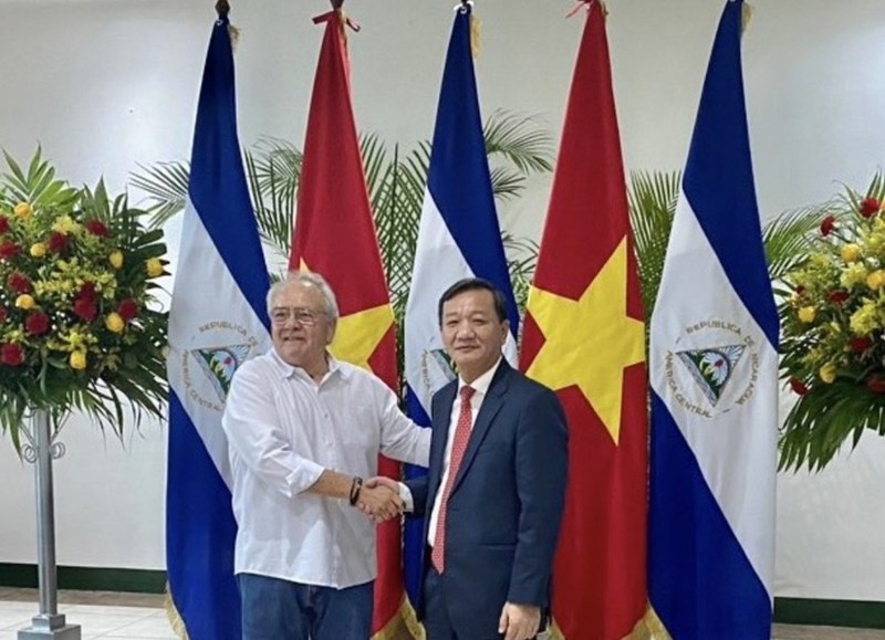 Le vice-président de la Commission centrale des relations extérieures Nguyen Minh Tam (droite) et le président de l'Assemblée nationale Gustavo Porras. Photo: VNA