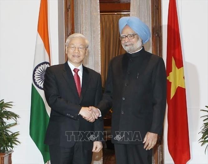 Le Premier ministre indien Manmohan Singh et le Secrétaire général du PCV, Nguyên Phu Trong (gauche), lors d'une visite d'État en Inde en novembre 2013. Photo : VNA.