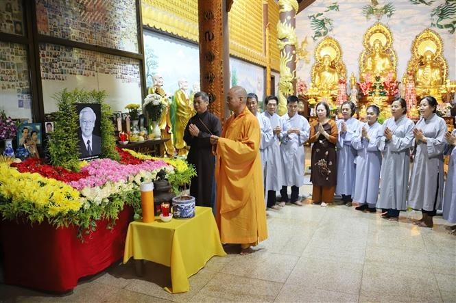 Au Laos, des moines et des bouddhistes brûlent de l'encens pour commémorer ensemble le Secrétaire général Nguyên Phu Trong. Photo : VNA.