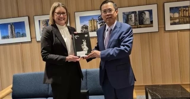 L’ambassadeur vietnamien en Australie, Pham Hung Tam (à droite), et la Première ministre de l’État australien de Victoria, Jacinta Allan. Photo: Ambassade du Vietnam en Australie.