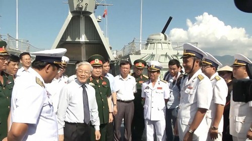 Le SG Nguyên Phu Trong rend visite aux officiers et soldats du navire 012 Ly Thai Tô, relevant de la brigade navale 162. Photo: Quang Tiên/VOV 