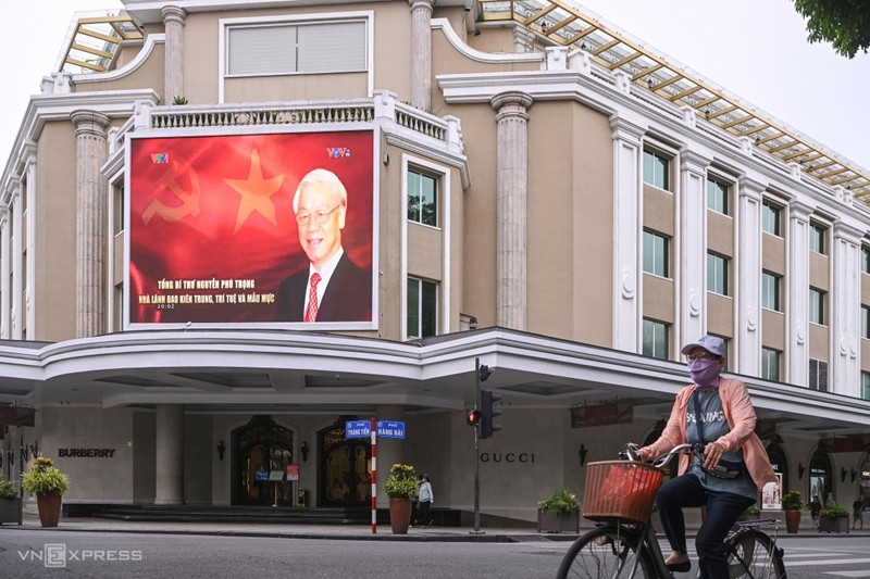 Un grand écran LED à l'intersection des rues Trang Tien - Hang Bai diffuse un documentaire sur le SG Nguyên Phu Trong. Il s'agit d'une zone très fréquentée par les Hanoïens et les touristes. Photo ; VNA.