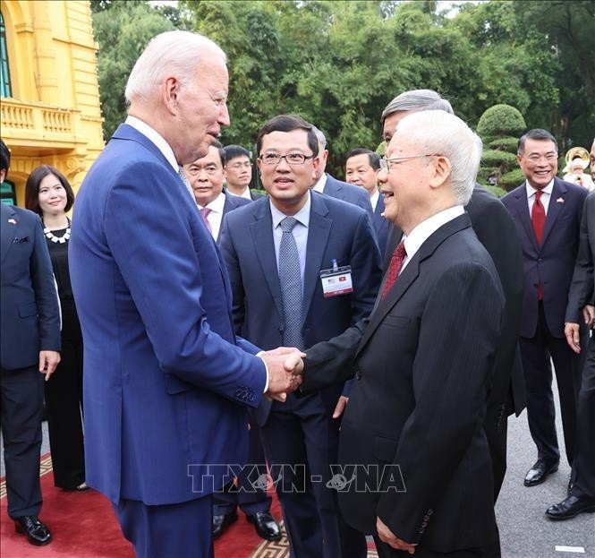 Le Président américain Joe Biden (gauche) et le Secrétaire général du PCV Nguyên Phu Trong à Hanoï. Photo : VNA.