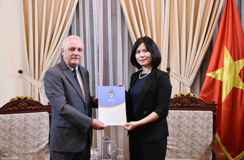 La directrice adjointe du département du protocole d’État du Vietnam, Vu Hoang Yen (à droite), et le nouvel ambassadeur d'Argentine au Vietnam, Marcos Antonio Bednarski, le 23 juillet à Hanoi. Photo : baoquocte.vn.