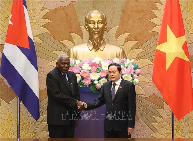 Le président de l'AN Tran Thanh Man (droite) et son homologue cubain Esteban Lazo Hernández. Photo : VNA.