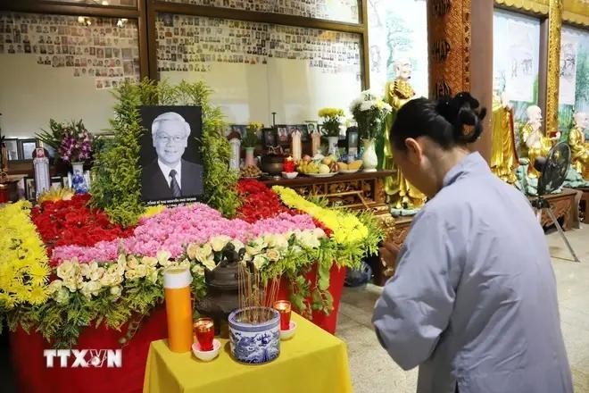 Une Vietnamienne offre de l'encens en hommage du Secrétaire général Nguyên Phu Trong. Photo : VNA.