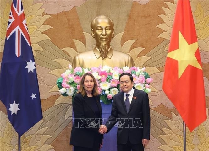 Le président de l'Assemblée nationale du Vietnam Tran Thanh Man et la présidente du Sénat australien, Sue Lines, le 24 juillet à Hanoï. Photo : VNA.