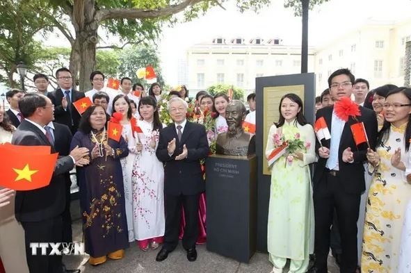 Le SG Nguyên Phu Trong et les délégués ont chanté une chanson sur le Président Hô Chi Minh lors de la cérémonie d’offrande de fleurs au monument du Président Hô Chi Minh au Musée des civilisations asiatiques, à Singapour, le 12 septembre 2012. Photo : VNA.