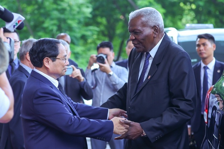 Le Premier ministre Pham Minh Chinh (à gauche) et le président de l’Assemblée nationale du Pouvoir populaire et président du Conseil d’État cubain, Esteban Lazo Hernández, le 24 juillet à Hanoi. Photo : VGP.