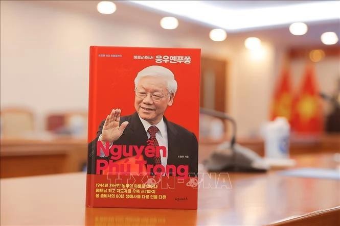 Couverture du livre sur le secrétaire général Nguyen Phu Trong, écrit par l'écrivain sud-coréen Cho Chul-hyeon. Photo : VNA.