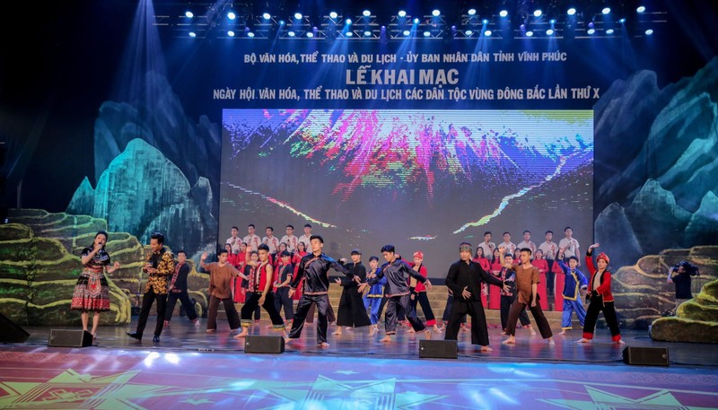 Cérémonie d'ouverture du 10e Festival de la culture, des sports et du tourisme pour les groupes ethniques de la région Nord-Est du Vietnam en 2018, dans la province de Vinh Phuc. Photo: toquoc.vn.