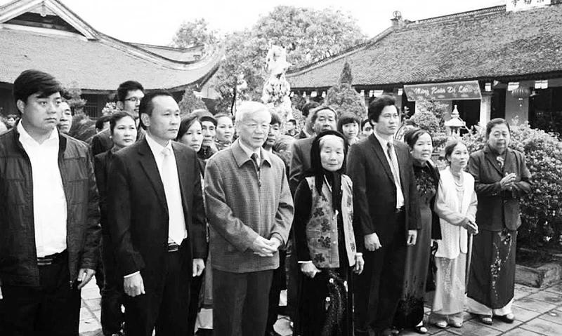 Le SG du Parti Nguyên Phu Trong, lors d'une cérémonie d'offrande de l'encens pour rendre hommage aux martyrs héroïques de son village natal Lai Da, dans la commune de Dong Hoi, district de Dong Anh, en banlieue de Hanoï. Photo d'archives.