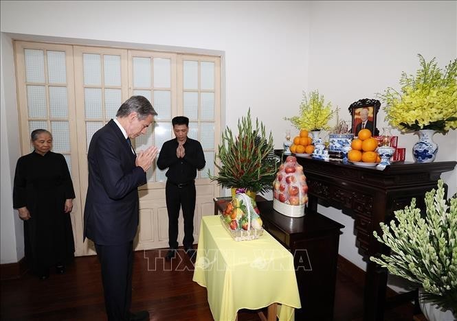 Le secrétaire d'État américain, Antony Blinken, offre de l'encens en hommage au SG du PCV, Nguyên Phu Trong, le soir du 27 juillet 2024, dans sa résidence de la rue Thiên Quang à Hanoï. Photo : VNA. 