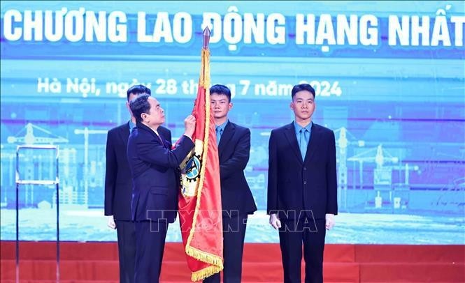 Le président de l'Assemblée nationale, Tran Thanh Man, a décerné l’Ordre du travail de première classe à la Confédération générale du travail du Vietnam. Photo : VNA.