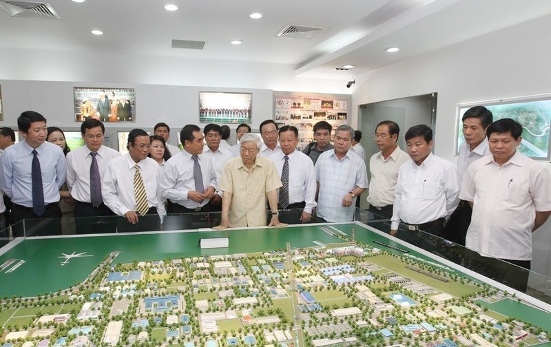 Le Secrétaire général Nguyên Phu Trong visite le parc industriel Vietnam-Singapour I (VSIP I) dans la province de Binh Duong, le 13 avril 2013. Photo : VNA.