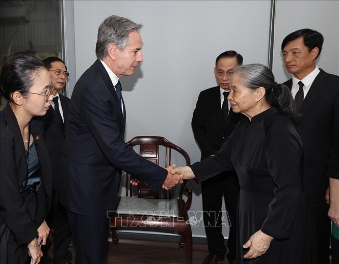 Le secrétaire d'État américain Antony Blinken présente ses condoléance à l'épouse du Secrétaire général du Parti, Nguyên Phu Trong, Ngô Thi Mân (à droite). Photo : VNA.