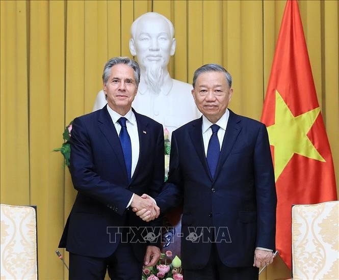 Le Président vietnamien Tô Lâm (droite) reçoit le secrétaire d'État américain Antony Blinken venu rendre hommage au Secrétaire général Nguyên Phu Trong, le 27 juillet à Hanoï. Photo : VNA.