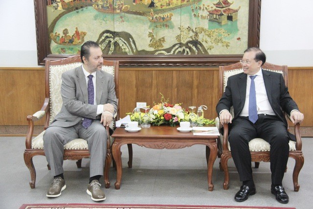 Le vice-ministre vietnamien de la Culture, des Sports et du Tourisme, Ta Quang Dong (à droite), et l'ambassadeur du Pakistan au Vietnam, Kohdayar Marri. Photo: toquoc.vn