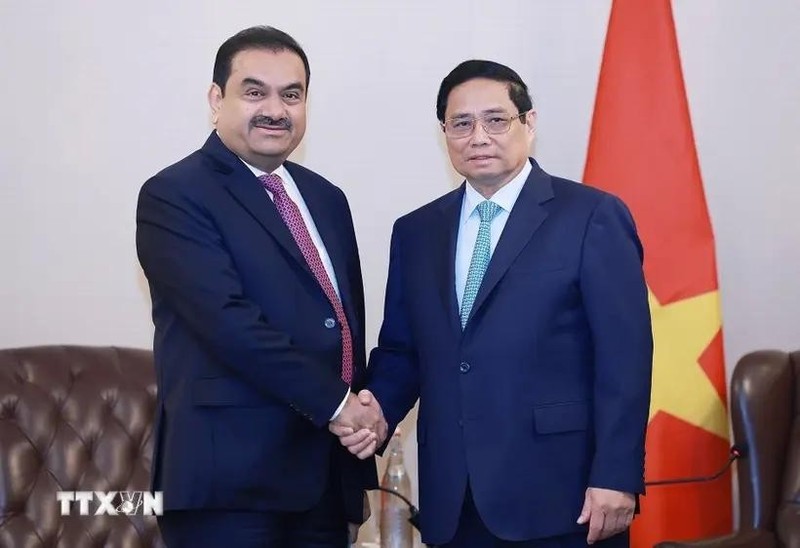 Le Premier ministre Pham Minh Chinh (droite) et le président du groupe Adani, Gautam Adani. Photo : VNA.