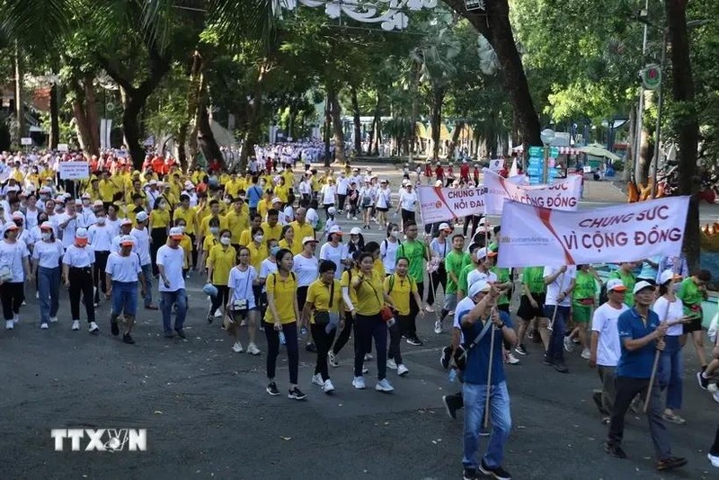 Plus de 5.000 personnes participent à une marche en soutien aux victimes de l'agent orange/dioxine à l'occasion du Mois d'action pour les victimes de l'agent orange/dioxine en août 2023. Photo : VNA.