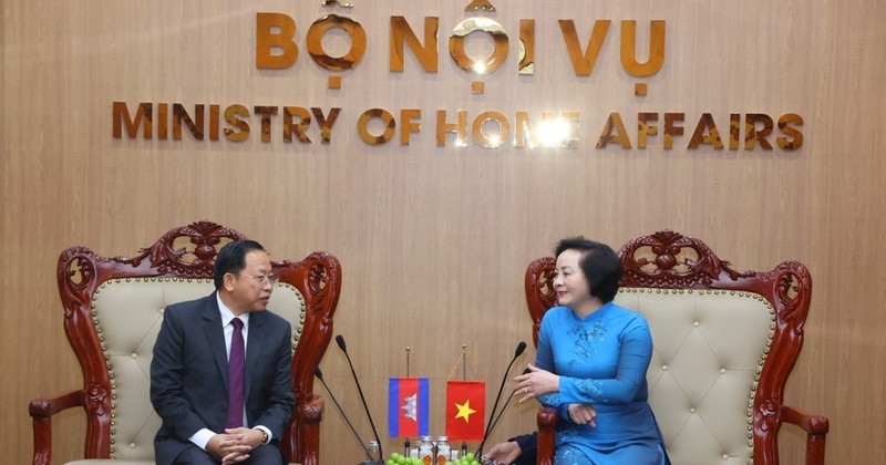 La ministre vietnamienne de l’Intérieur, Pham Thi Thanh Tra (à droite), et le le ministre cambodgien des Cultes et Religions, le 31 juillet à Hanoi. Photo : VNA.