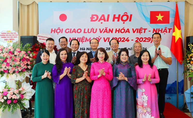 Le nouveau comité exécutif de l'Association d'échanges culturels Vietnam – Japon pour le mandat 2024 – 2029. Photo: icd.gov.vn