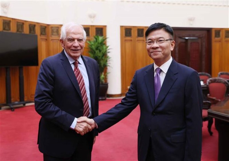 Le vice-Premier ministre Lê Thành Long (droite) et le vice-président de la Commission européenne et haut représentant de l'Union européenne, Josep Borrell Fontelles, le 30 juillet à Hanoi. Photo : VNA.