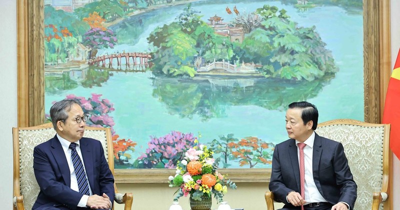 Le vice-Premier ministre Tran Hong Ha (droite) reçoit Yamada Takio, conseiller du ministère japonais des Affaires étrangères et ambassadeur chargé de la Communauté asiatique zéro émission (AZEC) du gouvernement japonais. Photo : VNA.