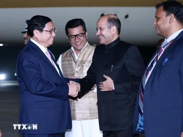 Le Premier ministre Pham Minh Chinh (gauche) à l'aéroport de Palam, en Inde. Photo : VNA.