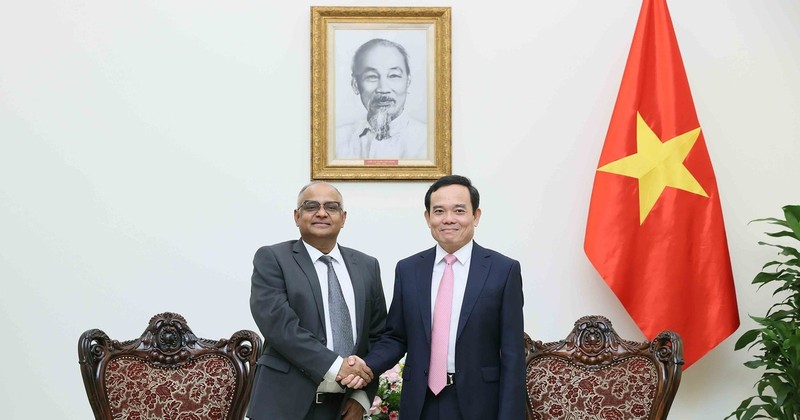 Le vice-Premier ministre Trân Luu Quang (droite) et le directeur national de la Banque asiatique de développement (BAD) au Vietnam, Shantanu Chakraborty. Photo : VNA.