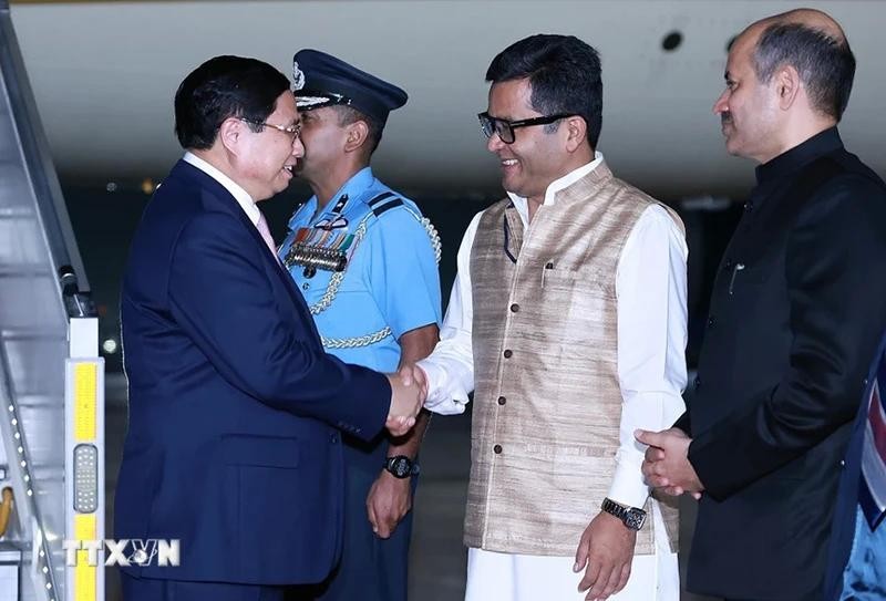 Le Premier ministre vietnamien Pham Minh Chinh (à gauche) est chaleureusement accueilli par des hauts officiels indiens à l'aéroport militaire de Palam, à New Delhi, en Inde. Photo : VNA.