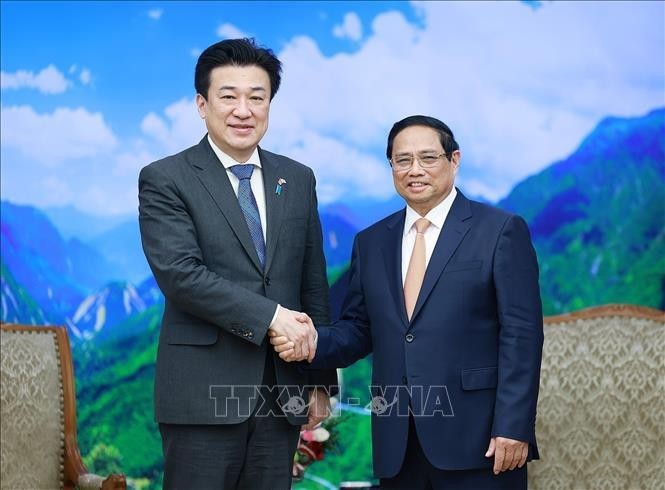 Le Premier ministre Pham Minh Chinh (droite) et le ministre japonais de la Défense Kihara Minoru, le 6 août à Hanoï Photo : VNA.