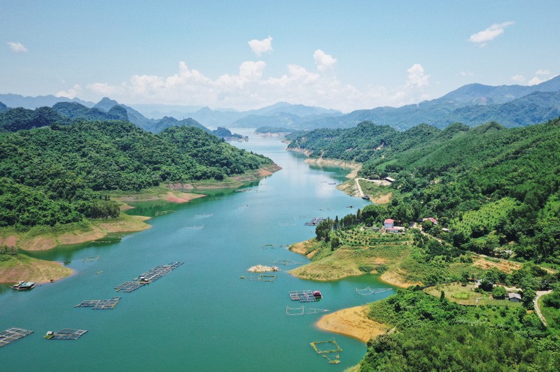 Surnommé « la baie d’Ha Long terrestre » avec ses 47 îles et îlots, le lac Hoa Binh dispose de beaucoup de sites magnifiques et d'un énorme potentiel pour développer l'écotourisme.