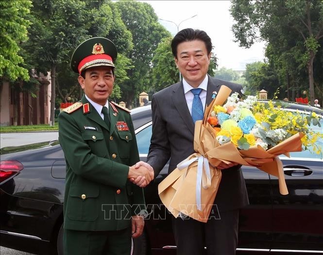 Le ministre vietnamien de la Défense Phan Van Giang (à gauche) et son homologue japonais Kihara Minoru, à Hanoi, le 6 août. Photo : VNA.