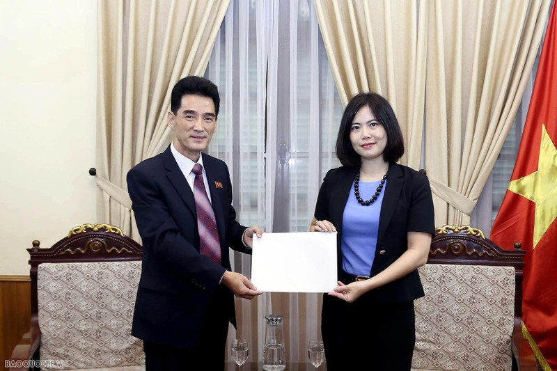 La directrice adjointe du département du protocole d’État du Vietnam, Vu Hoang Yen (à droite), et le nouvel ambassadeur de la République populaire démocratique de Corée au Vietnam, Ri Sung Guk, le 5 août à Hanoi. Photo: baoquocte.vn.