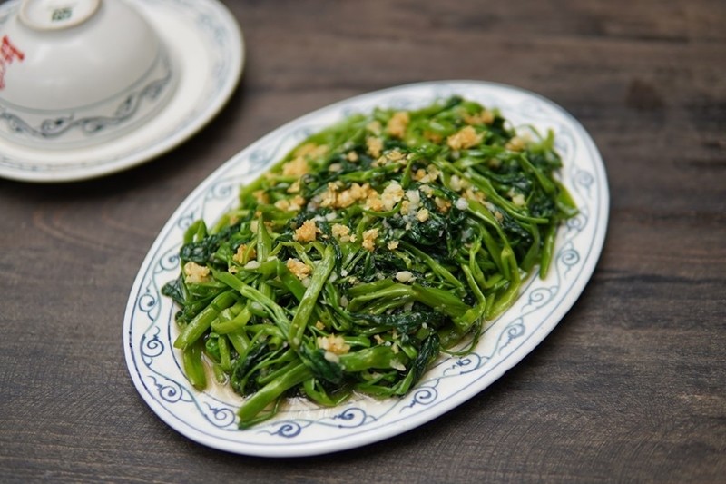 Les épinards à l'eau sautés à l'ail figurent parmi les 100 meilleurs plats sautés asiatiques par TasteAtlas. Photo : Serious Eats. 