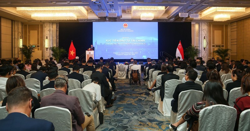 Panorama de la conférence de promotion des investissements financiers, le 6 août à Singapour. Photo : VNA.