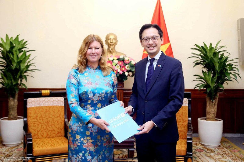 Le vice-ministre vietnamien des Affaires étrangères, Do Hung Viet (à droite), et la nouvelle représentante en chef du Fonds des Nations Unies pour l'enfance (UNICEF) au Vietnam, Silvia Danailov, le 7 août à Hanoi. Photo: baoquocte.vn.