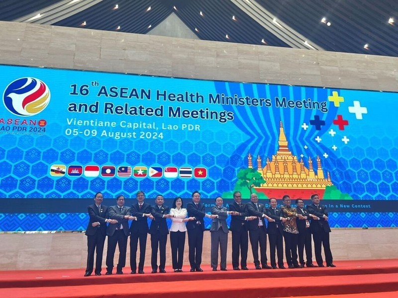 La ministre vietnamienne de la Santé, Dao Hong Lan (en blanc), à la 16e réunion des ministres de la Santé de l'ASEAN et aux conférences connexes tenues à Vientiane, du 7 au 9 août. Photo: VNA. 