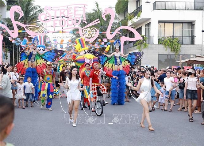 Des touristes découvrent la rue piétonne de Flamingo Dai Lai Resort, au Vietnam. Photo : VNA.