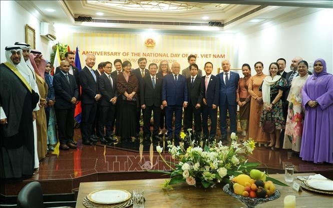 Les délégués à l’événement posent pour une photo de groupe. Photo : VNA.