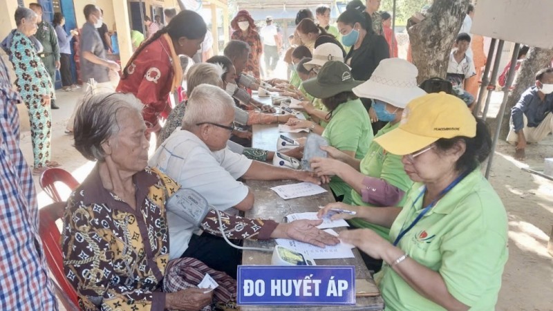 Des soins de santé, des consultations médicales, des médicaments et des cadeaux sont gratuitement dispensés à des personnes démunies dans les communes frontalières de Hung Ha (province vietnamienne de Long An) et Crua (province cambodgienne de Svay Rieng). Photo: la34.com.vn.