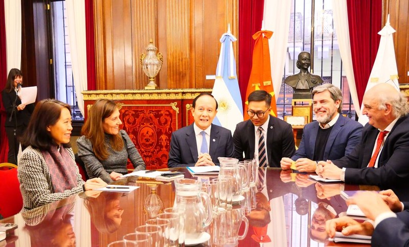 Vue générale de la séance de travail entre la délégation de Hanoï et le conseil et l'administration de Buenos Aires, le 12 août dans la capitale argentine. Photo: VNA.