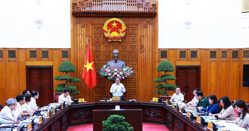 Réunion entre la Permanence du gouvernement et les ministères et branches pour discuter de l'élaboration de projets de loi dans les secteurs chargés par le ministère du Plan et de l'Investissement et le ministère des Finances, le 14 août à Hanoi. Photo : VNA.