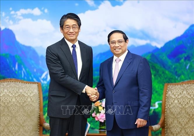 Le Premier ministre Pham Minh Chinh (droite) et l'ambassadeur du Japon au Vietnam, Ito Naoki, le 13 août à Hanoï. Photo : VNA.