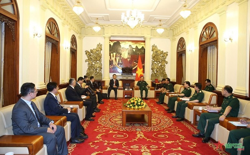 Rencontre entre le général de corps d'armée Hoang Xuan Chien, vice-ministre vietnamien de la Défense, et la délégation de l'Administration nationale de l'immigration de Chine, le 13 août à Hanoi. Photo : VNA.